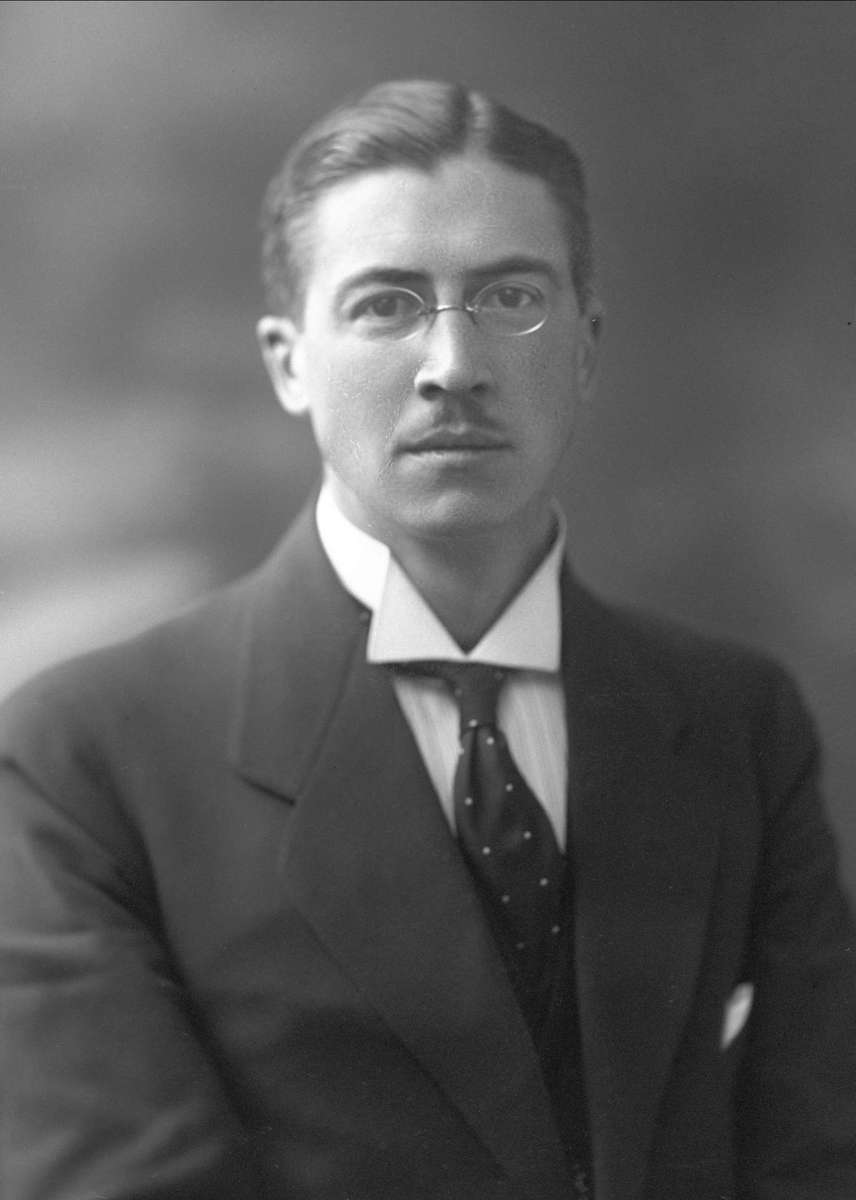Gustav Borgen, Portrett av mann i dress. Commander Lunds sønn.