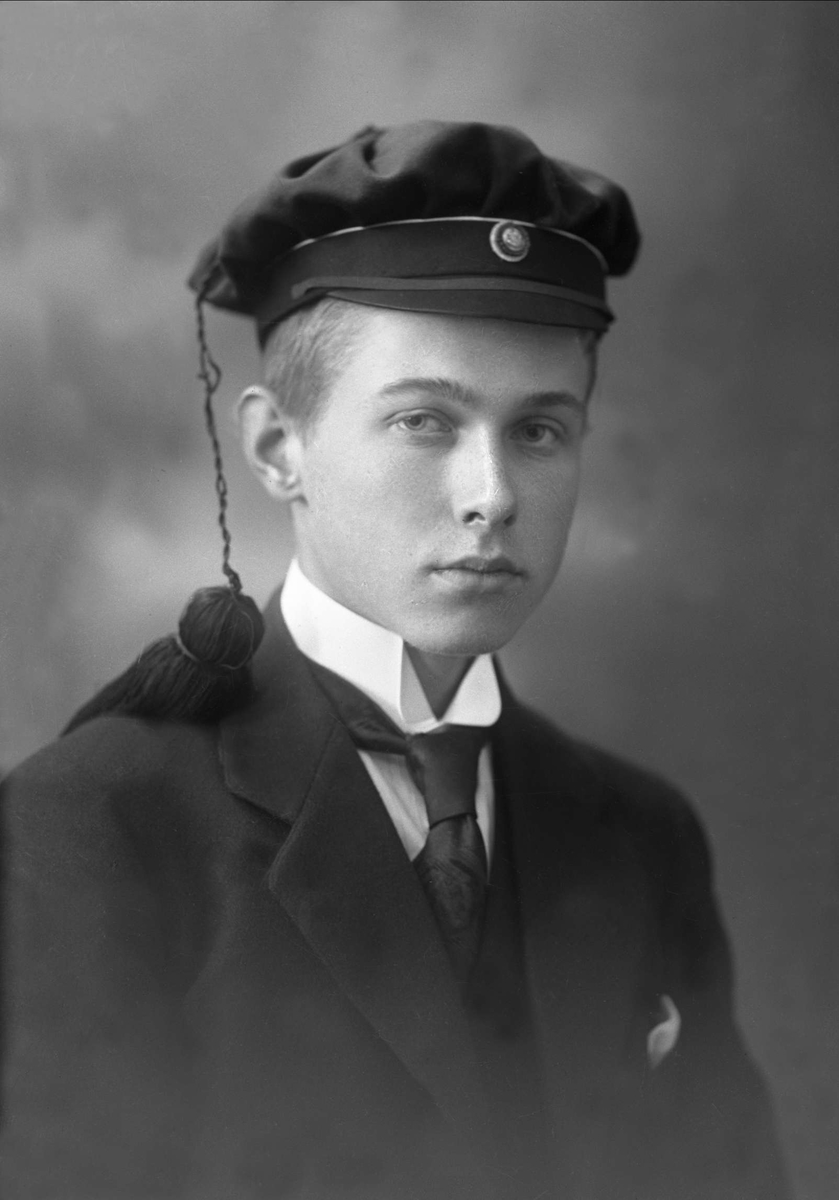 Gustav Borgen, Portrett, mann med studentlue. Stud. jur Karl Jakob Andersen.