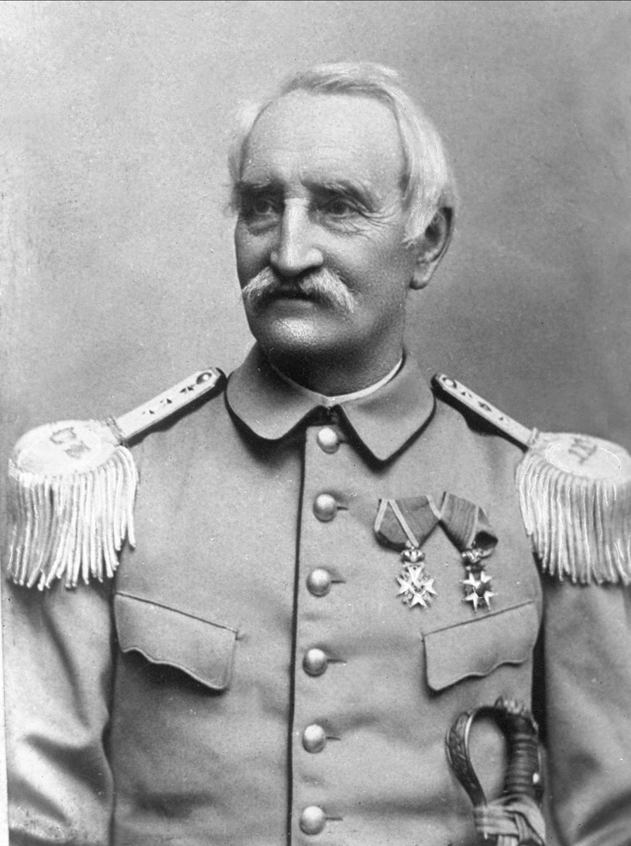 Gustav Borgen, Avfotografering. Portrett, Christopher Fredrik Lowzow i uniform som oberst ved infanteriet, reglementert fra 1888 til 1894.