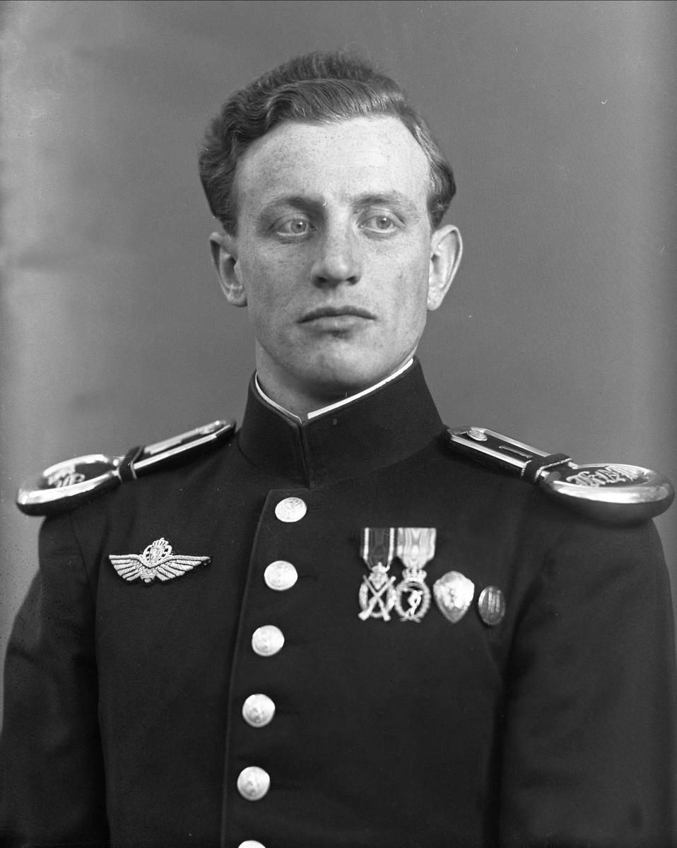 Gustav Borgen, Portrett, mann i paradeuniform med flyvinge. Flykadett? Mæhre.