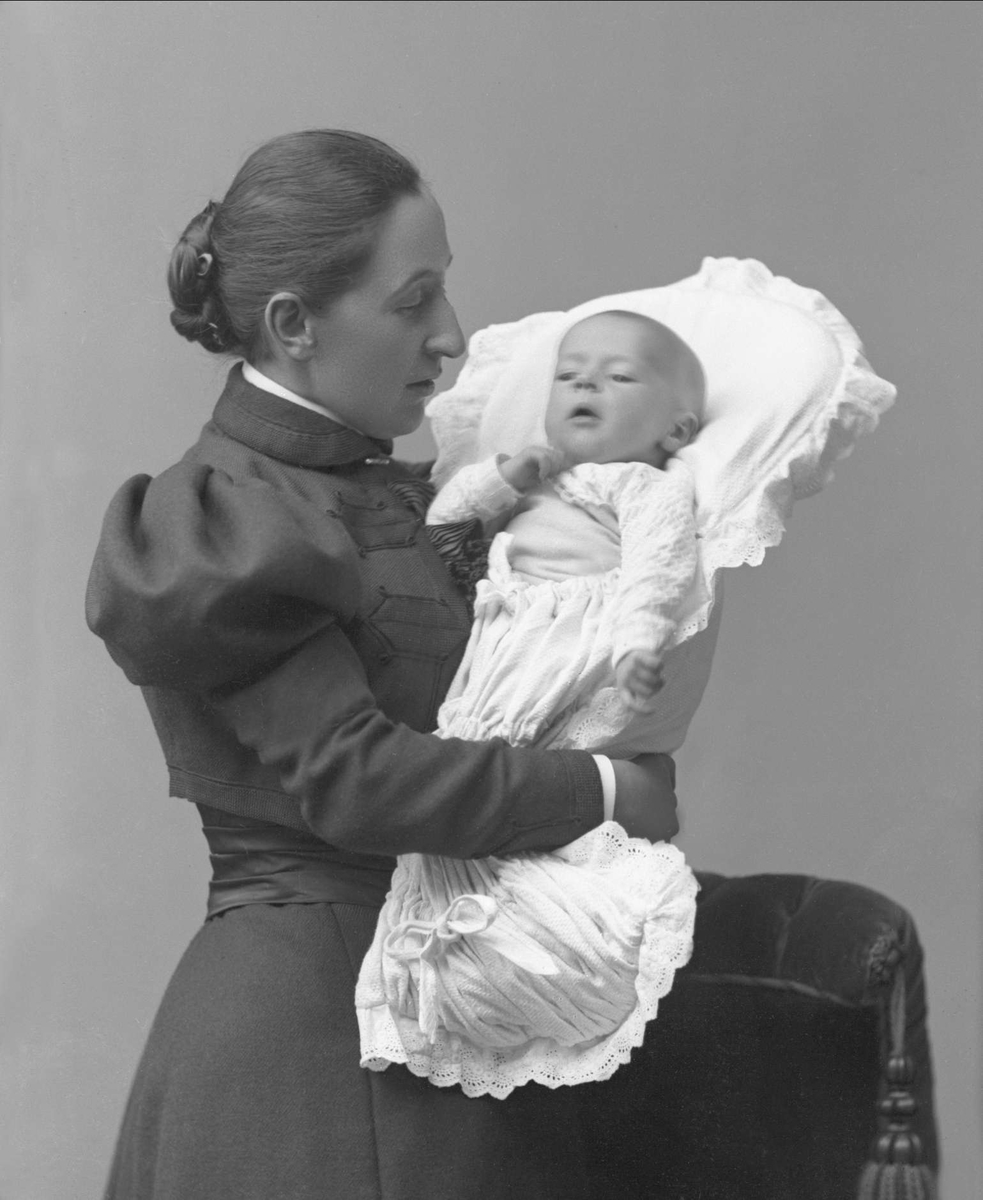 Gustav Borgen, Portrett, fransk adelsdame med barn i armene, muligens reivet. La marquise de Tervins d'Hericourt.