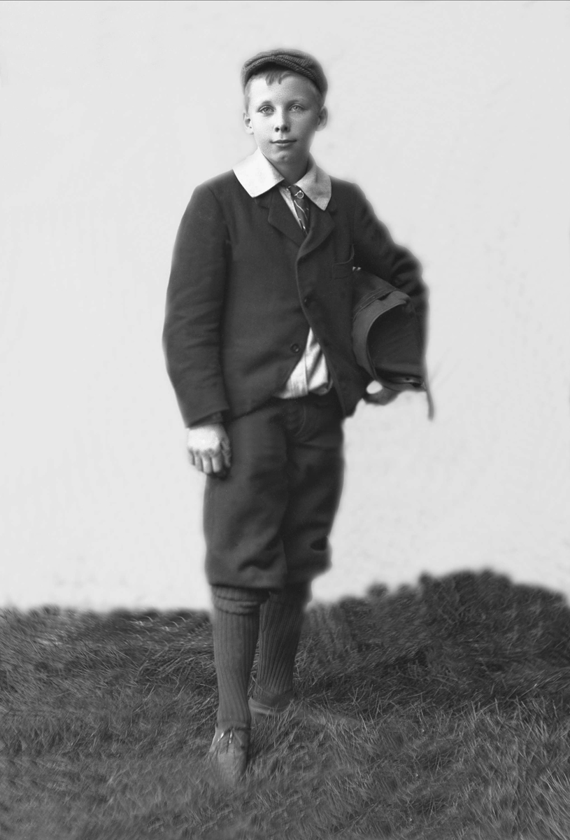 Gustav Borgen, Portrett, gutt med yttertøy, knebukser, sixpence og veske. Harald Borchgrewink.