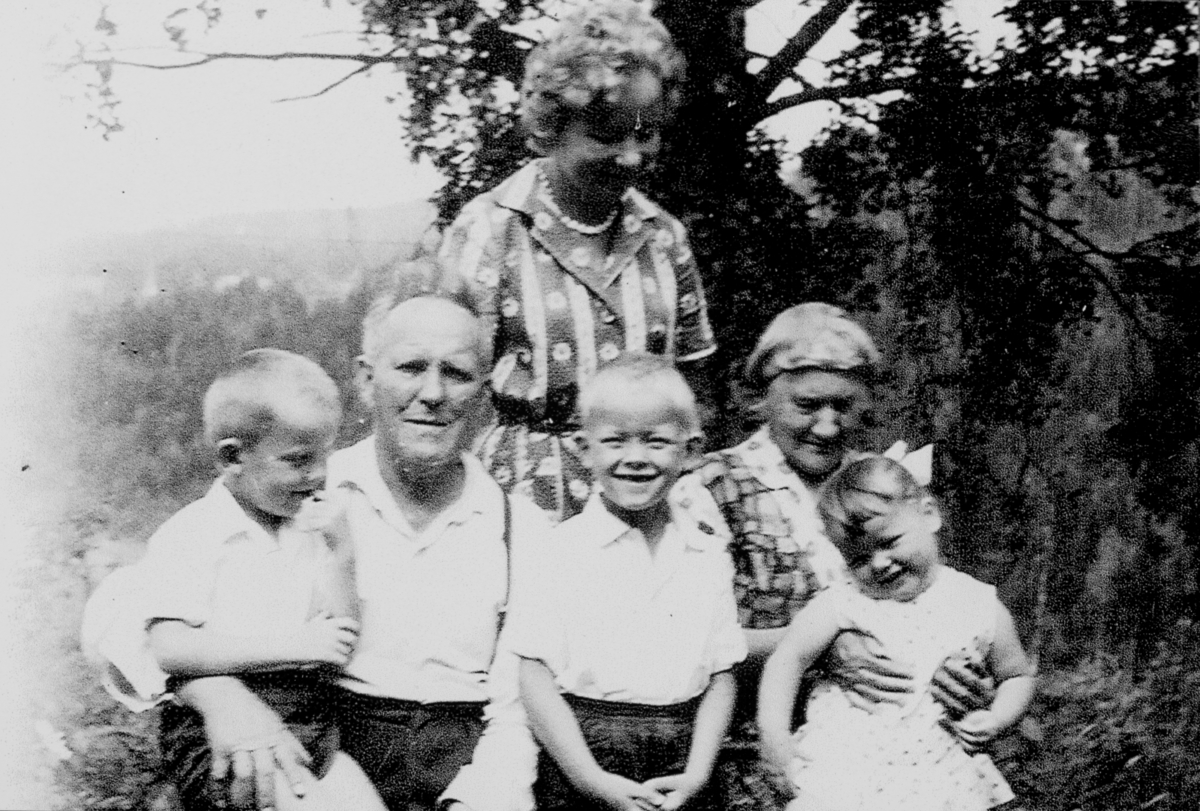 Anno Domkirkeodden, Familie gruppe 6. Familien Østerhagen fra Espa. Fra venstre: Tor, Jens, Vidar, Louise og Liv-Berit. Bak står Olaug, som er barnas mor. Jens og Louise er barnas besteforeldre. Bilde er tatt i 1964.