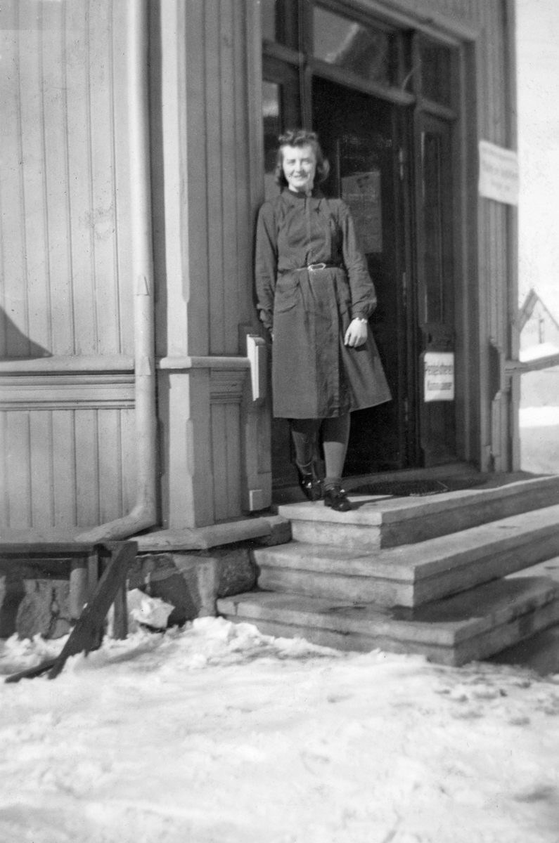 Anno Domkirkeodden, LILLY HAUGSVEEN (eller Dagny Sørensen. ) PÅ TRAPPA TIL KVISGAARD I STANGE. BUTIKK. 1930-TALLET.