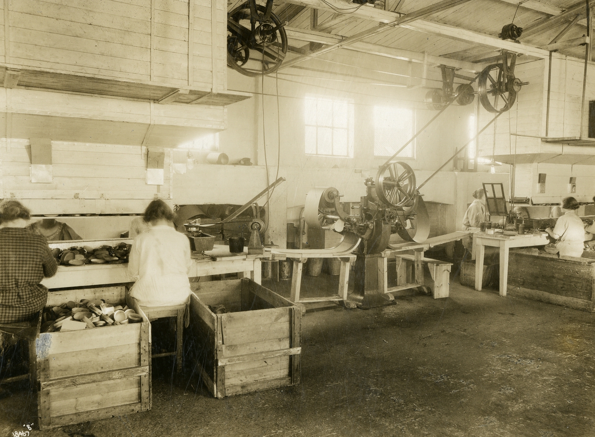 Anders Beer Wilse, Produksjon på Tiedemanns eskefabrikk på Bergensgate i Oslo.