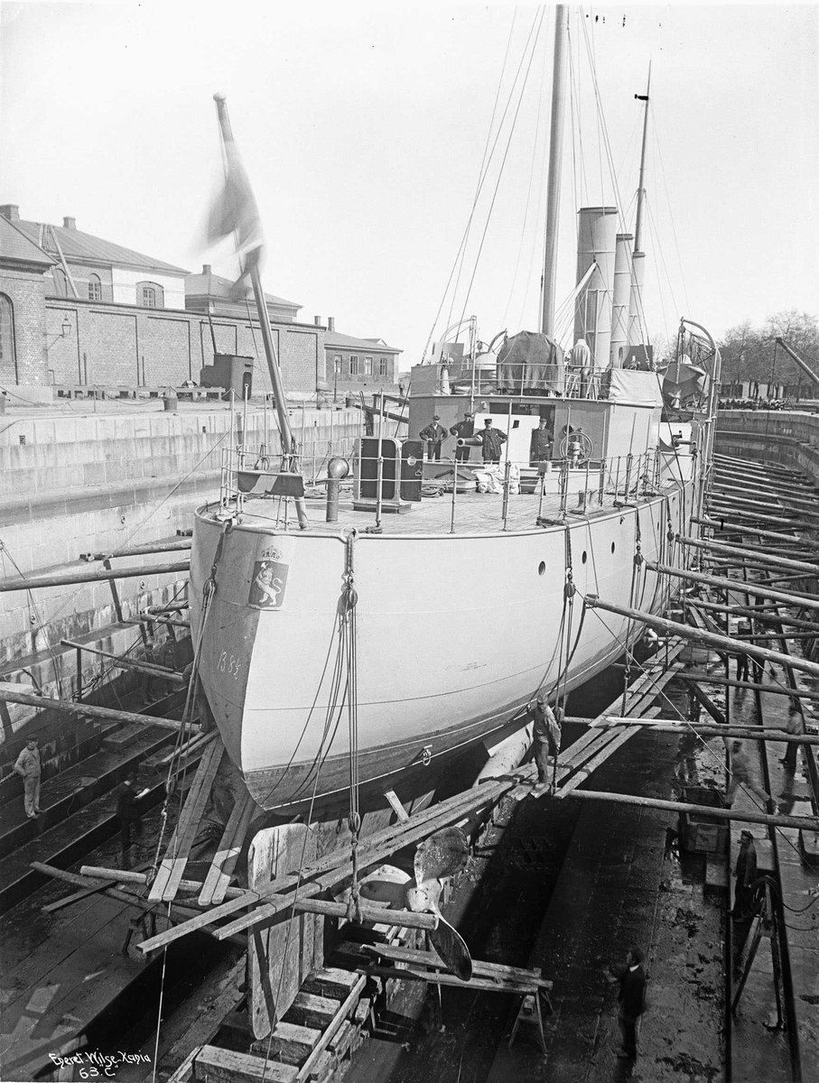 Anders Beer Wilse, Frithjof (b. 1895, Karljohansvern verft, Horten), kanonbåt i dokk