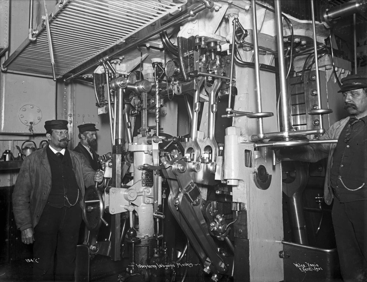 Anders Beer Wilse, D/S Isbjørn (b. 1894, Akers Mek. Verksted, Christiania), i maskinrommet