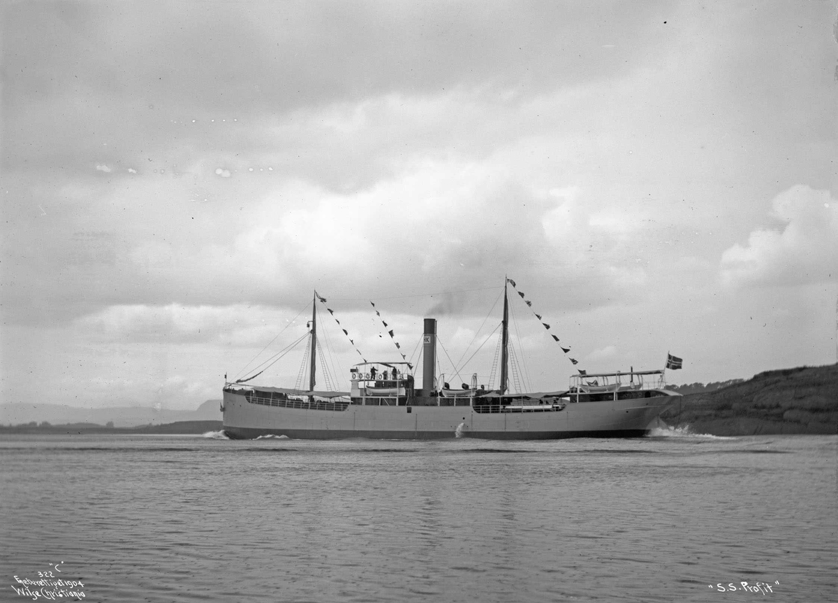 Anders Beer Wilse, D/S Profit (b. 1904, Nylands Verksted, Christiania), bredside, H. Kjær, Nyland