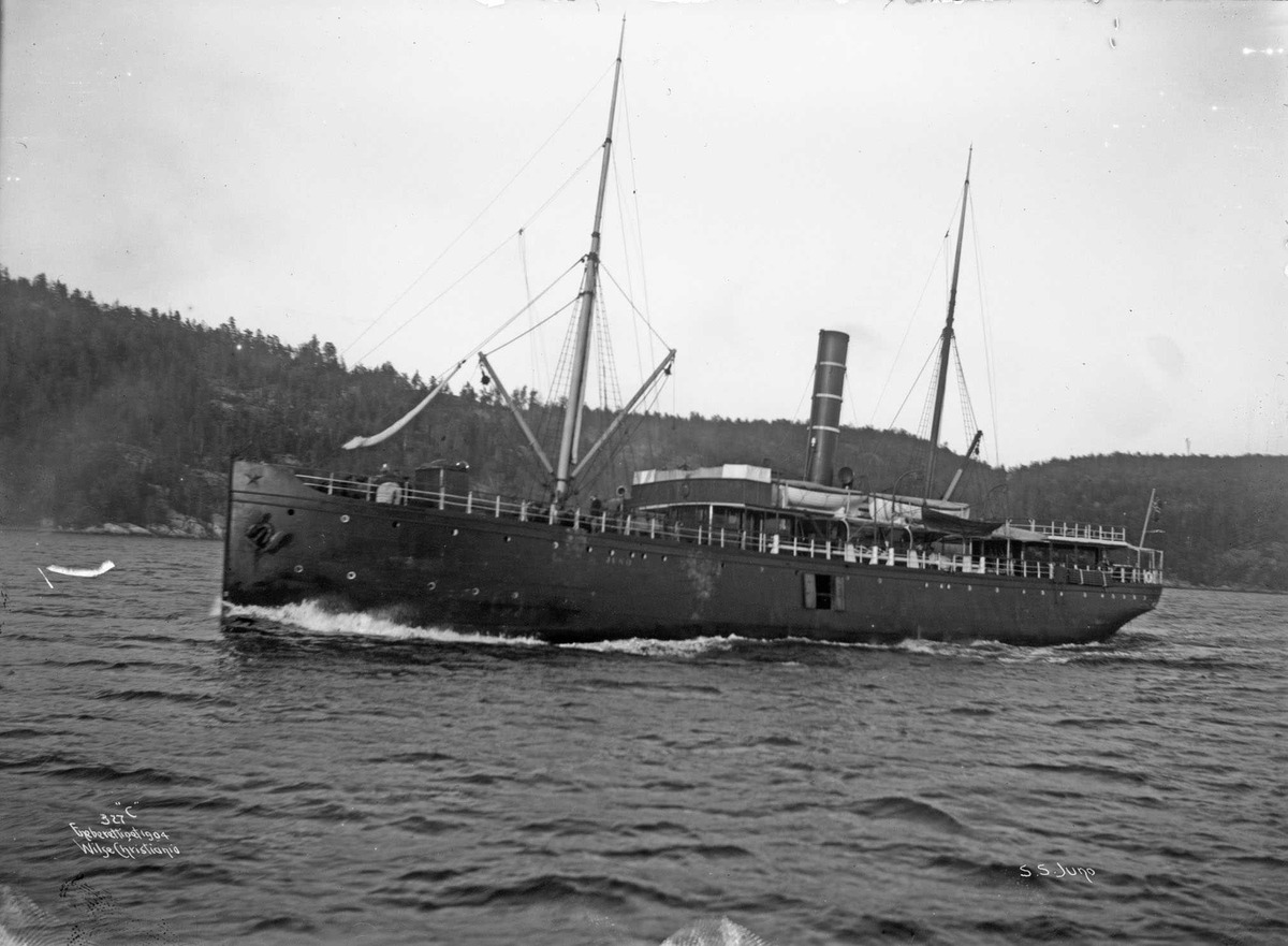 Anders Beer Wilse, D/S Juno (b. 1875, Caird & Co., Greenock), bredside