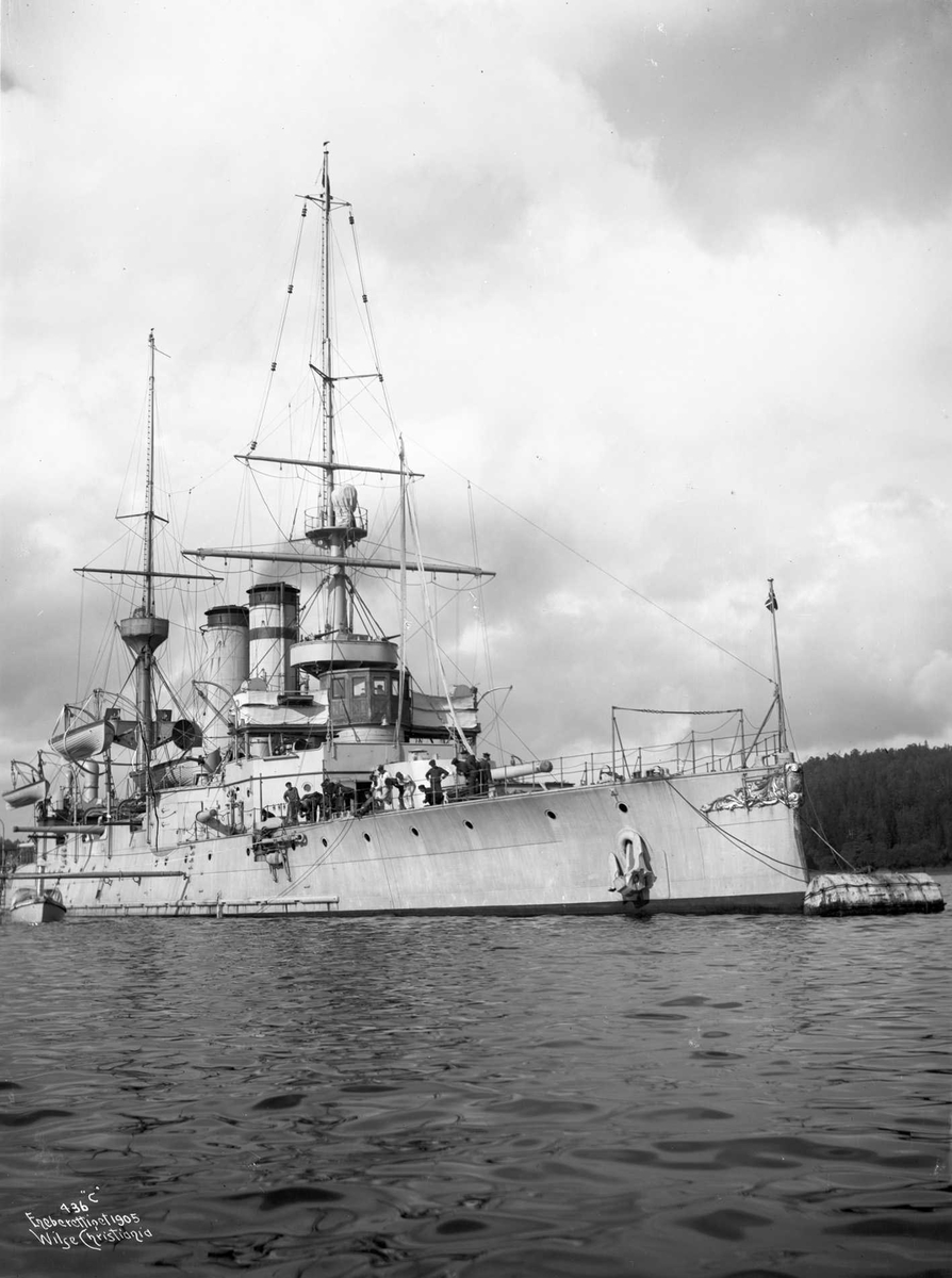 Anders Beer Wilse, Eidsvold (b. 1899, Armstrong, Newcastle), panserskip, på havnen