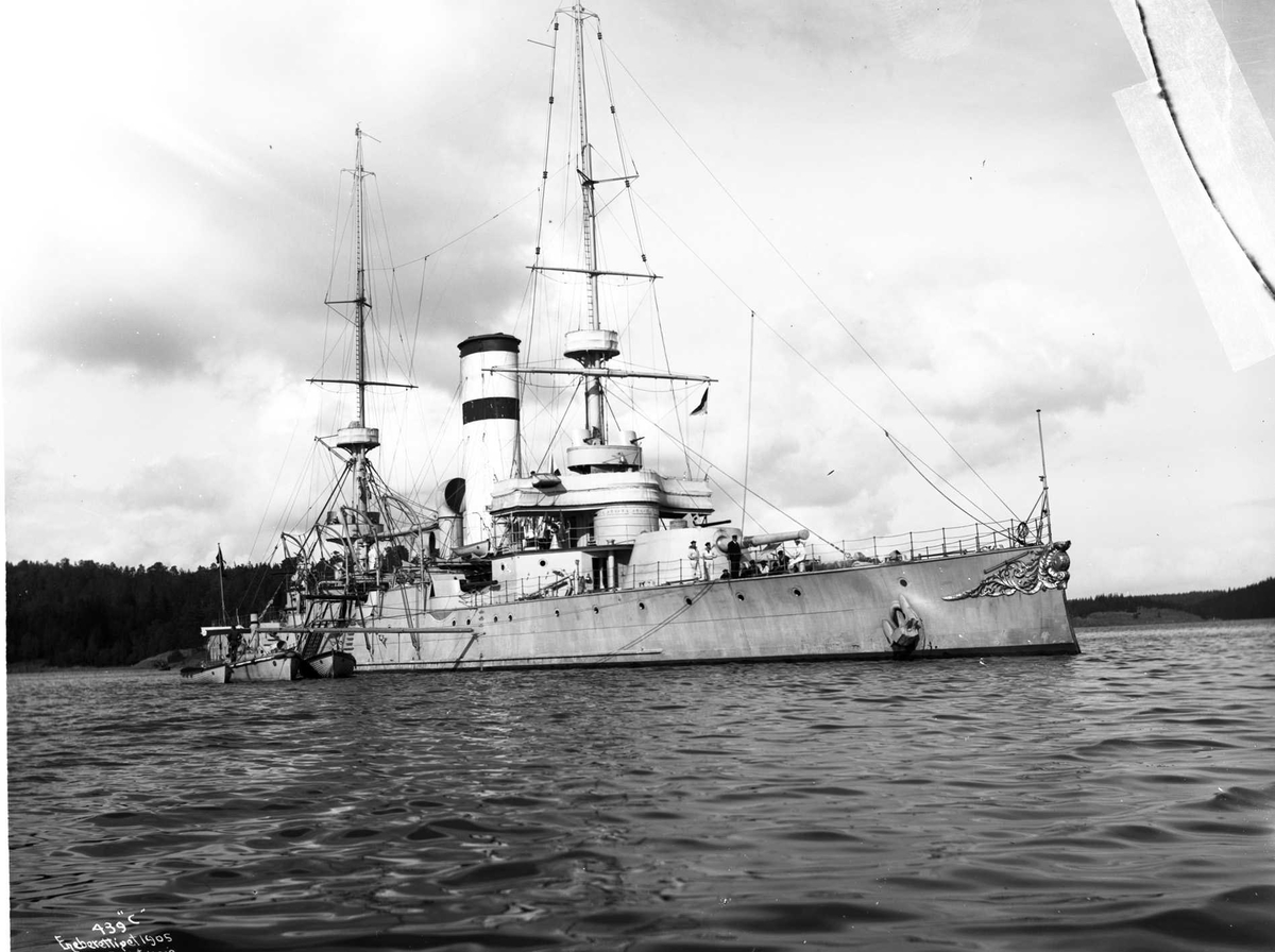 Anders Beer Wilse, Tordenskjold (b. 1897, Armstrong, Newcastle), panserskip, 3/4 bredside på havnen
