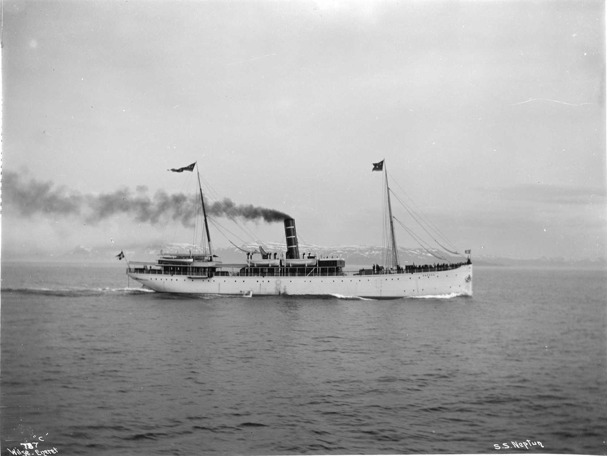 Anders Beer Wilse, D/S Neptun (b. 1890, J. C. Tecklenborg, Geestemünde), i Lyngen, midnatt