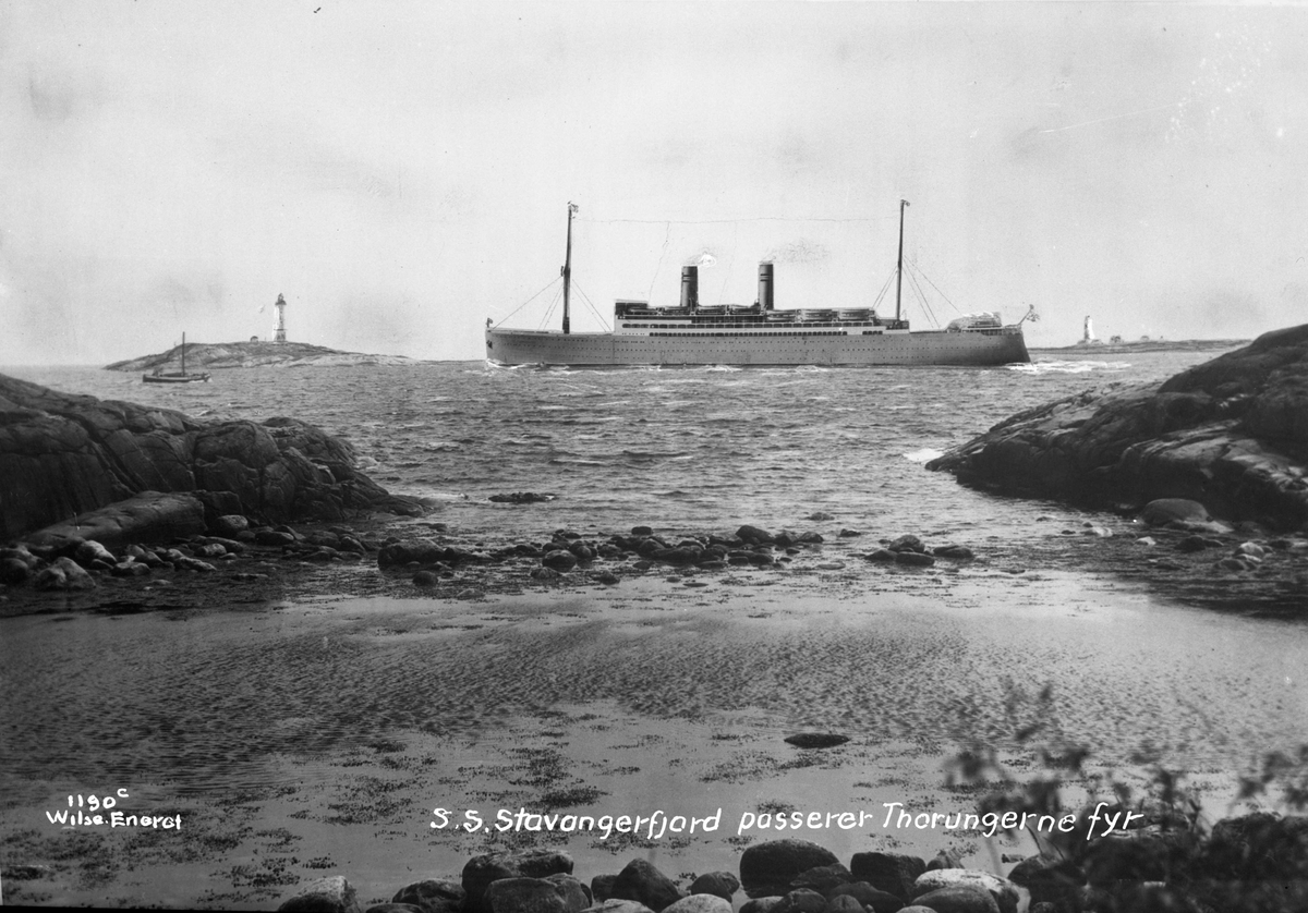 Anders Beer Wilse, Stavangerfjord (b. 1918, Cammell, Laird & Co., Birkenhead) passerer Torungen fyr