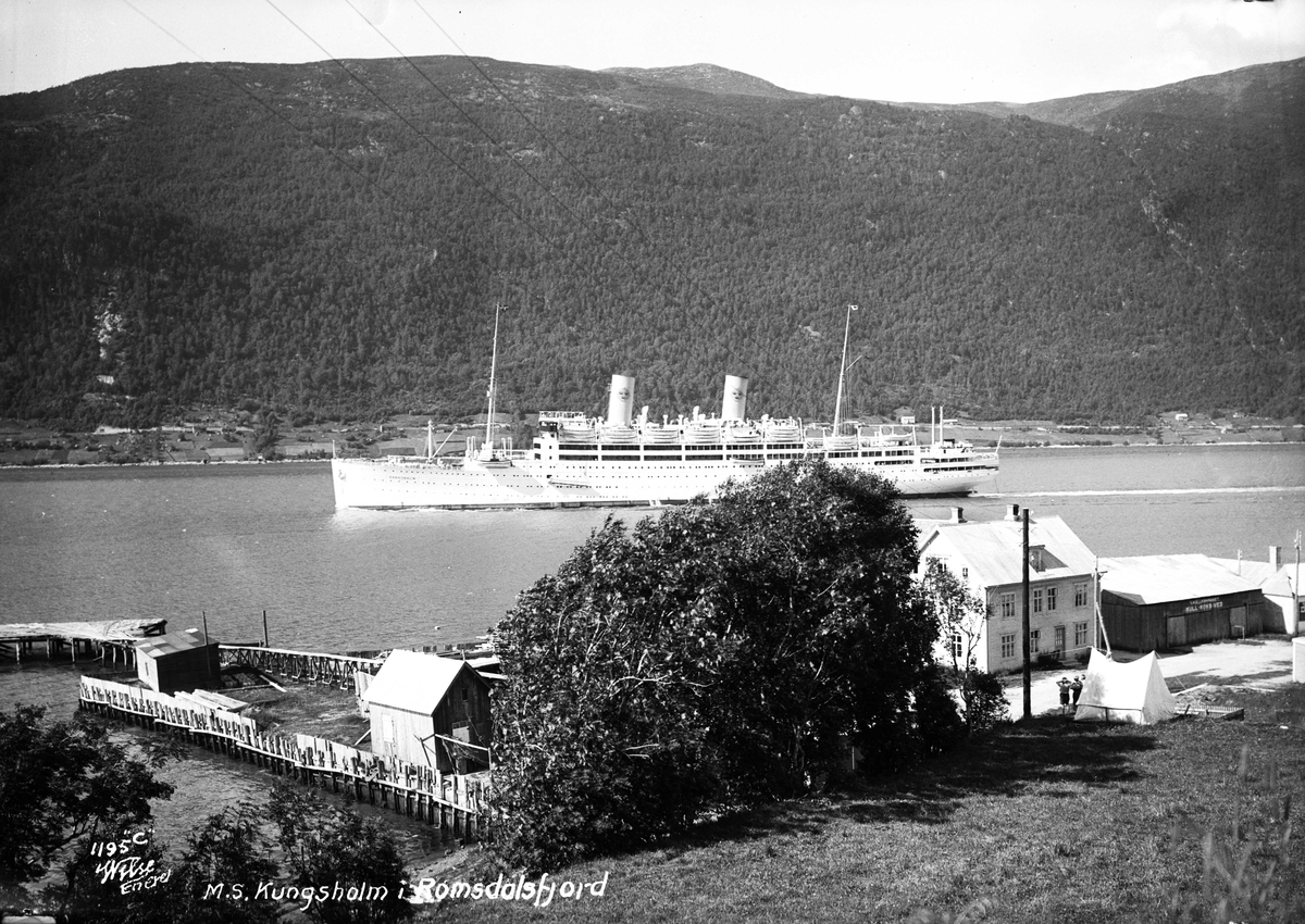Anders Beer Wilse, M/S Kungsholm (b. 1928, Blohm & Voss, Hamburg) i Romsdalsfjord v. Åndalsnes?