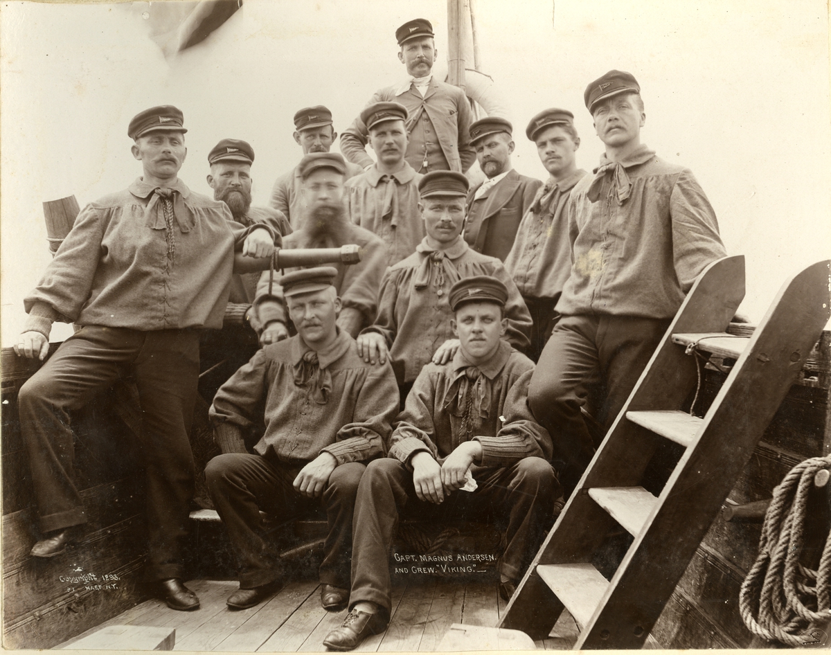 Hart,, Kaptein Andersen og mannskapet ombord i "Viking" (b.1893, A/S Framnæs mekaniske verksted, Sandefjord). - I New York på vei til verdensutstillingen i Chicago 1893.