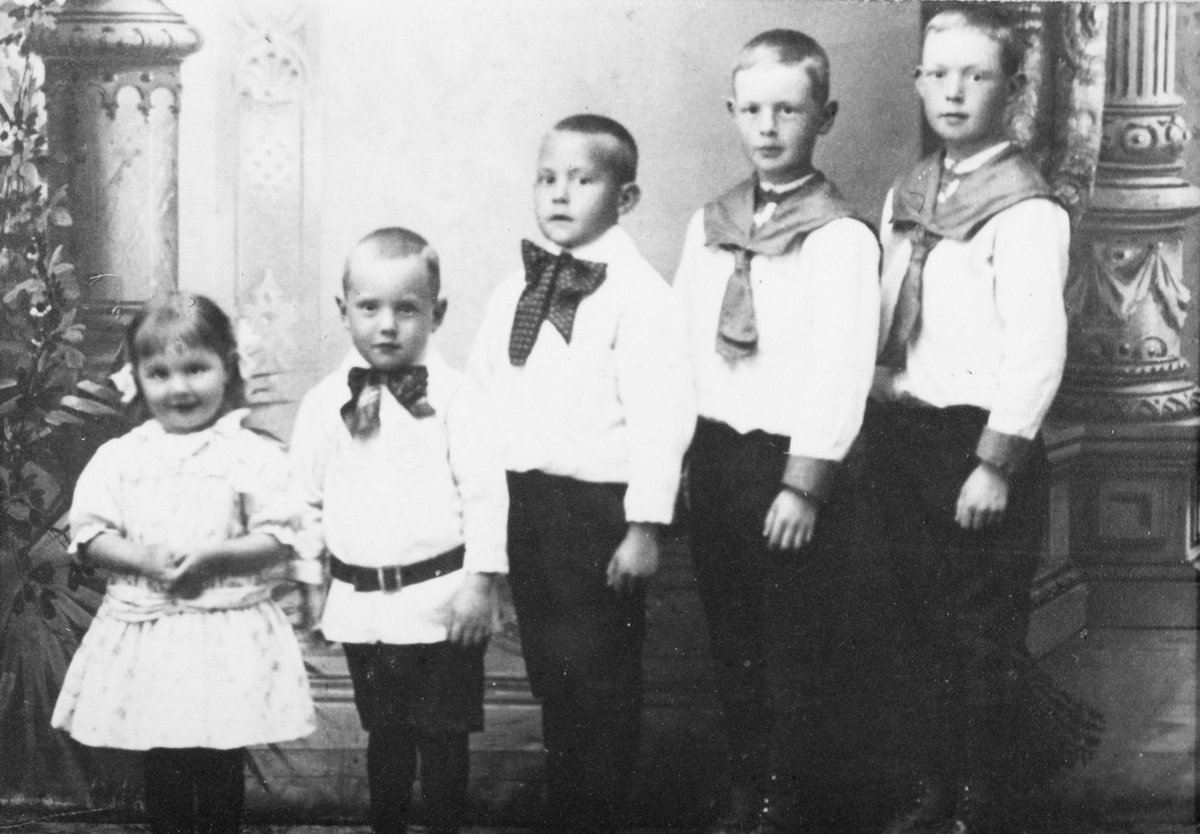 Ukjent, Magnhild Wangen f. 1911, Olav Wangen f. 1909, Ivar Wangen f. 1907, Anton Wangen f. 1905, Oskar Wangen f. 1903. Gruppe barn.