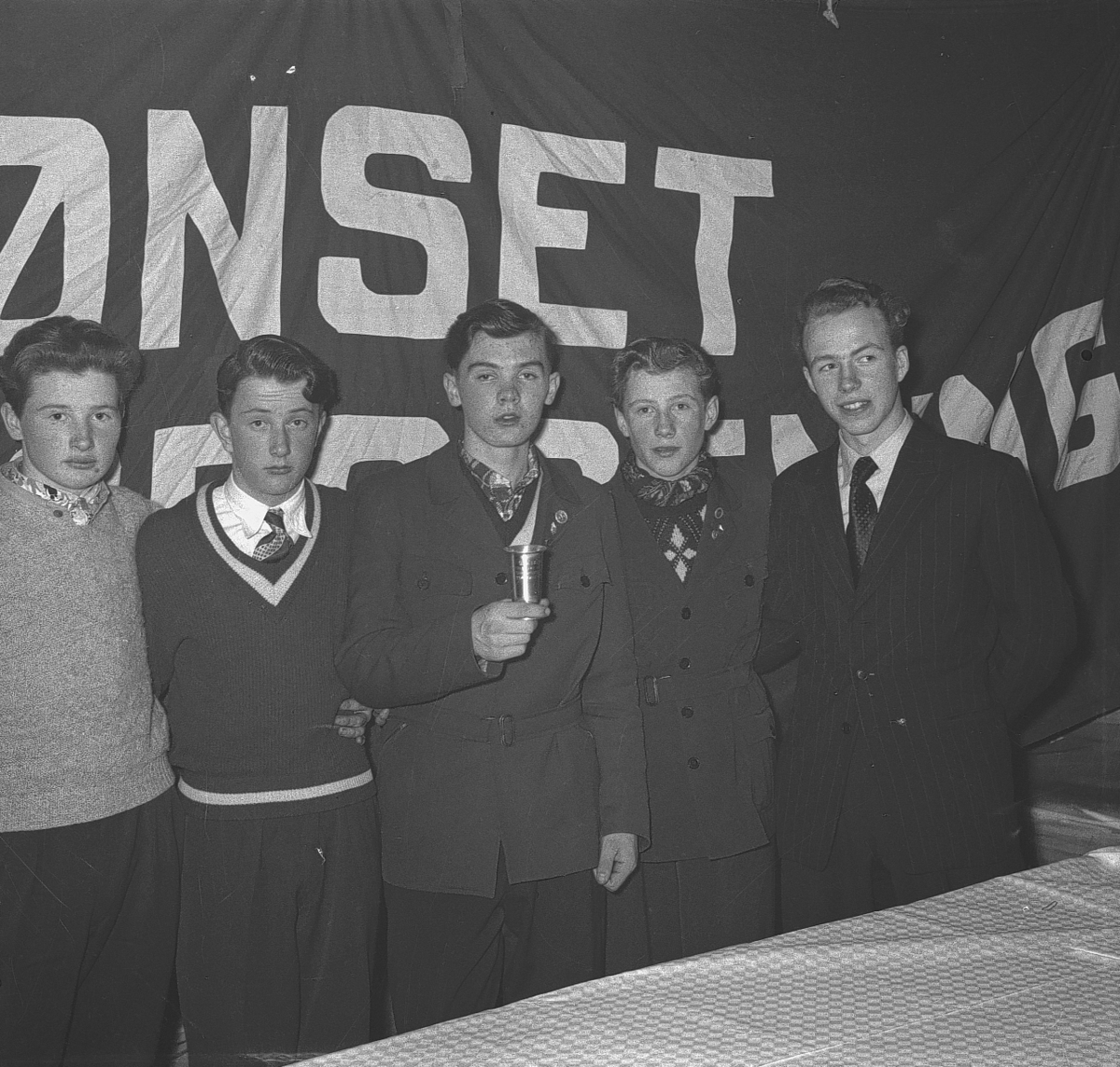 Per Magne Grue, Tynset, Unge idrettsutøver med pokal, Tønset flagg