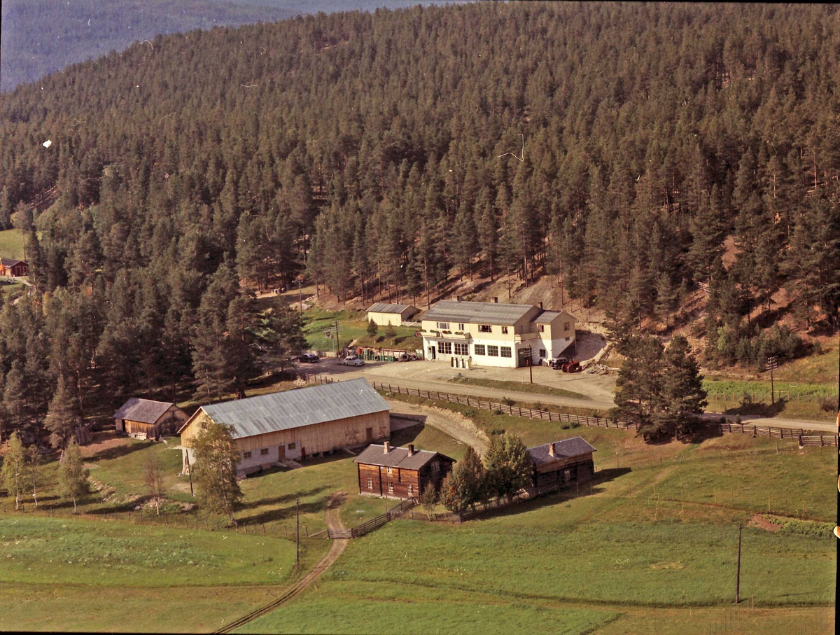 Widerøes Flyveselskap A/S, Gårdsbruk. Grimsgård Verksted/bensinstasjon