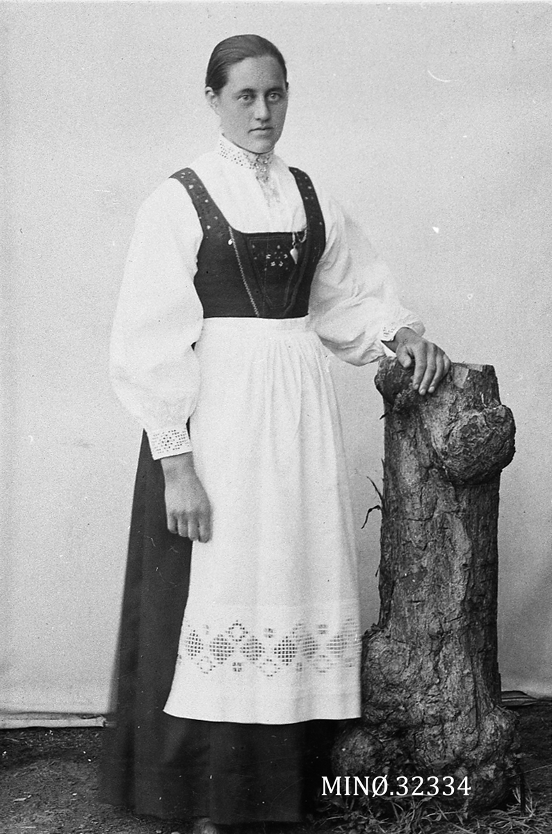 Henrik Augustinsson Stinessen, Portrett av kvinne - Laura O. Tallerås