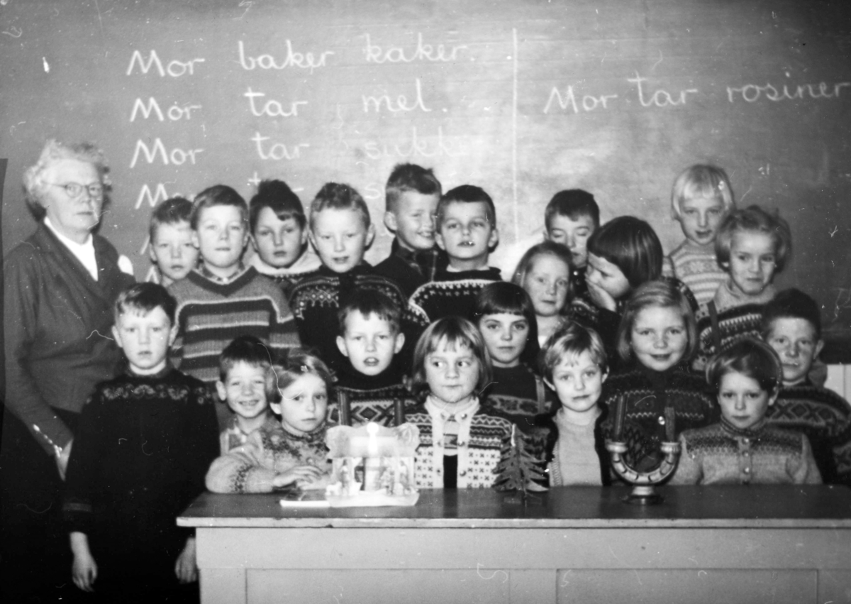 Ukjent, Solvang skole. Klassebilde 1957. Bak f.v. 1."frøken" lærer Brustad, 2.Tor Arne Bjørgeli,3. Jan Engen, 4. Jon Gunnar Christensen, 5. Kjell Arve Holseth, 6. Stein Erik Johansen, 7. Tor Engen, 8. Ragnhild Granheim, 9. Morten Granberg, 10. Rita Holmen, 11. Anne (?) Marit Granberg, 12. Reidun Bekkevold.…