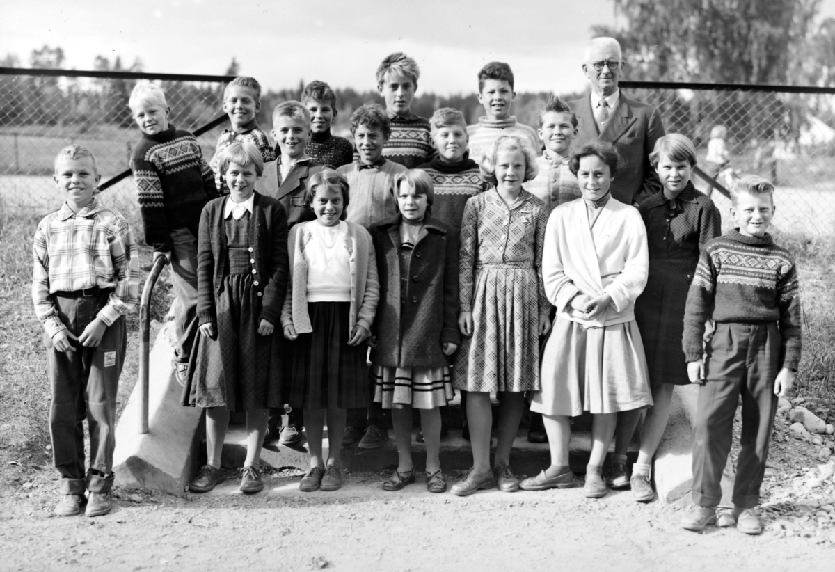 Ukjent, Solvang skole, Vang H. 1956 /1957? Foran f.v. Svein Helgesen, Hilde Aasbrein, Bjørg Olsen, Dagny Johansen, Kari Røshol, Adele Nergård, Lisbeth Eliassen, Olav Stensbak. Bak f.v. Wiktor Larsen ,Olav Martinsen, Odd Børresen, Bjørnar Jensen, Harry Dahl Johansen, Tor Mathisen, Terje Halvorsen, Tore Årvo…