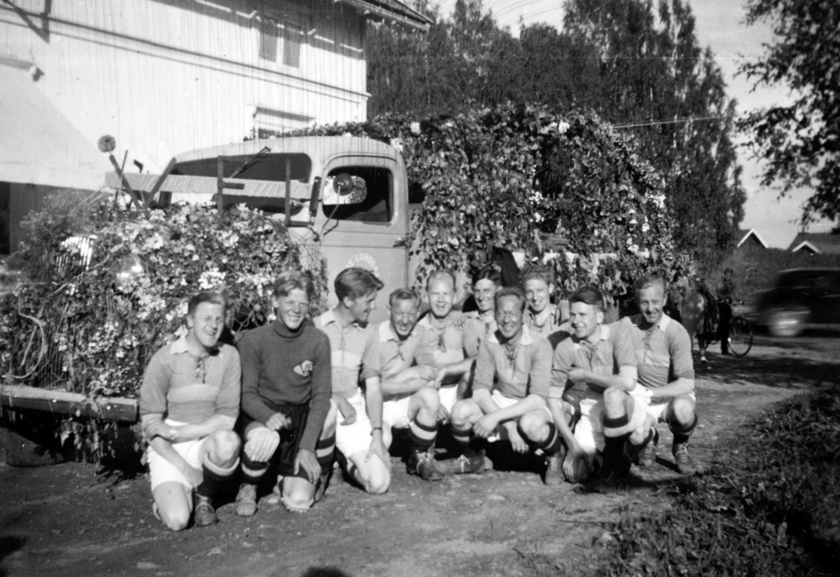 Ukjent, Hamardagen 1938. Vang FL. Fotball-lag foran lastebil pyntet med blomster. Ukjente.