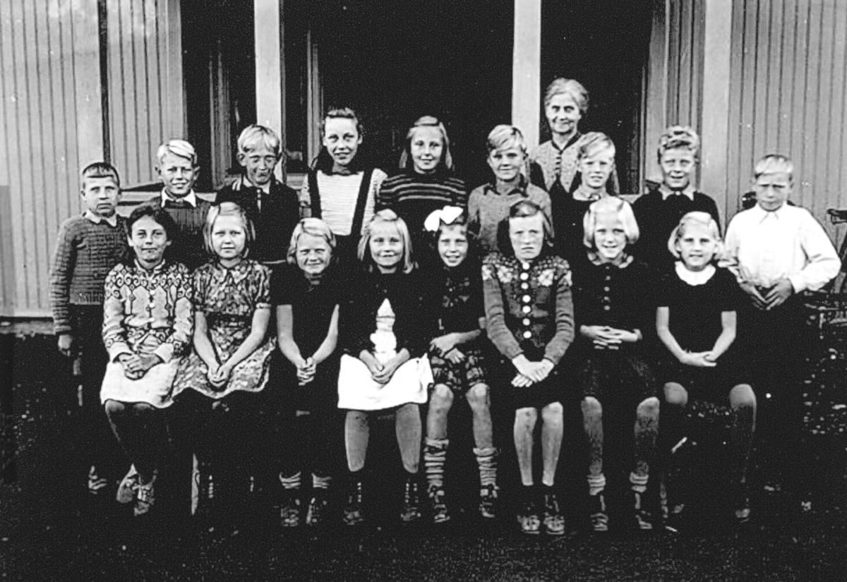 Ukjent, Solvang skole 1946. 1 rekke f.v. ukjent, jensen, Solvieg Solberg, Gulbrandsen, ukjent, Bjørg Granheim, Gunhild Stenberg, Oddny Opheim. 2. rekke Arne Holmen, Ole Stensbak, Arthur Komann, Svendby, Randi Knutsen, Bjørn Ruud, Johanne Rogstad, Kåre Engen, Per Blystad, Odd Aspeli.