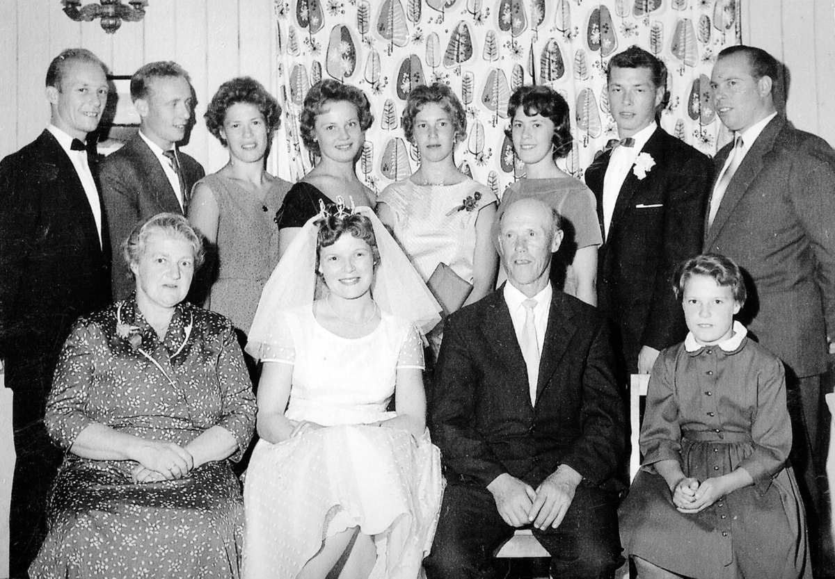 Ukjent, Familiegruppe, Aspeli. Foran f.v. Bergljot Aspeli, Bjørg Aspeli, Aksel Aspeli, Gerd Aspeli. Bak f.v. Bjørn Aspeli, Odd Aspeli, Nora Aspeli, Ruth Aspeli, Else Aspeli, Bergljot, Kåre Aspeli, Arne Aspeli.