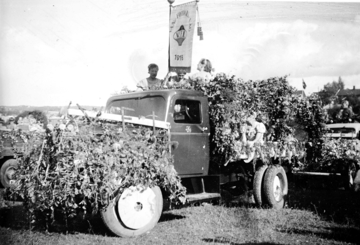 Ukjent, Hamardagen 1938. Vang FL. Gruppe håndballjenter, lastebil pyntet med blomster. Fane Vang fotballag 1918.