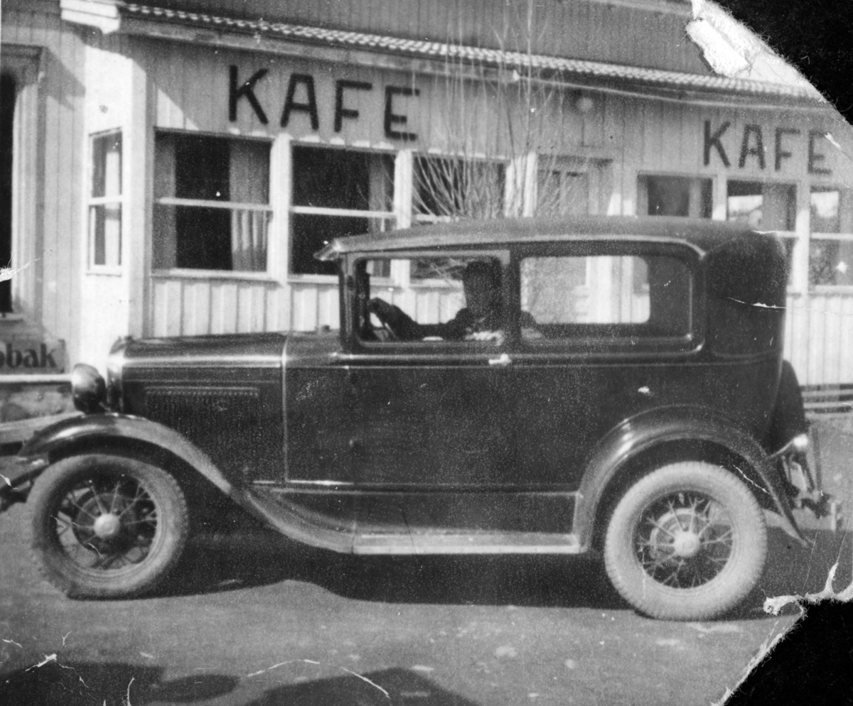 Ukjent, A Ford D-4415 1930-31 todørs sedan, eller "tudor sedan"utenfor Solvang Kafe. Sjåfør Harald Wettre, Vqng H: