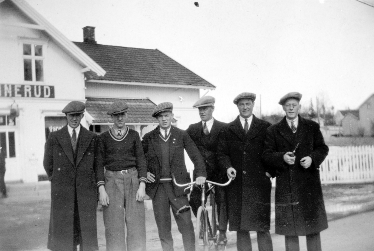 Ukjent, Gruppe menn utenfor forretningen til kjøpmann E. Sannerud. T.h Harald Wettre, øvrige ukjente.