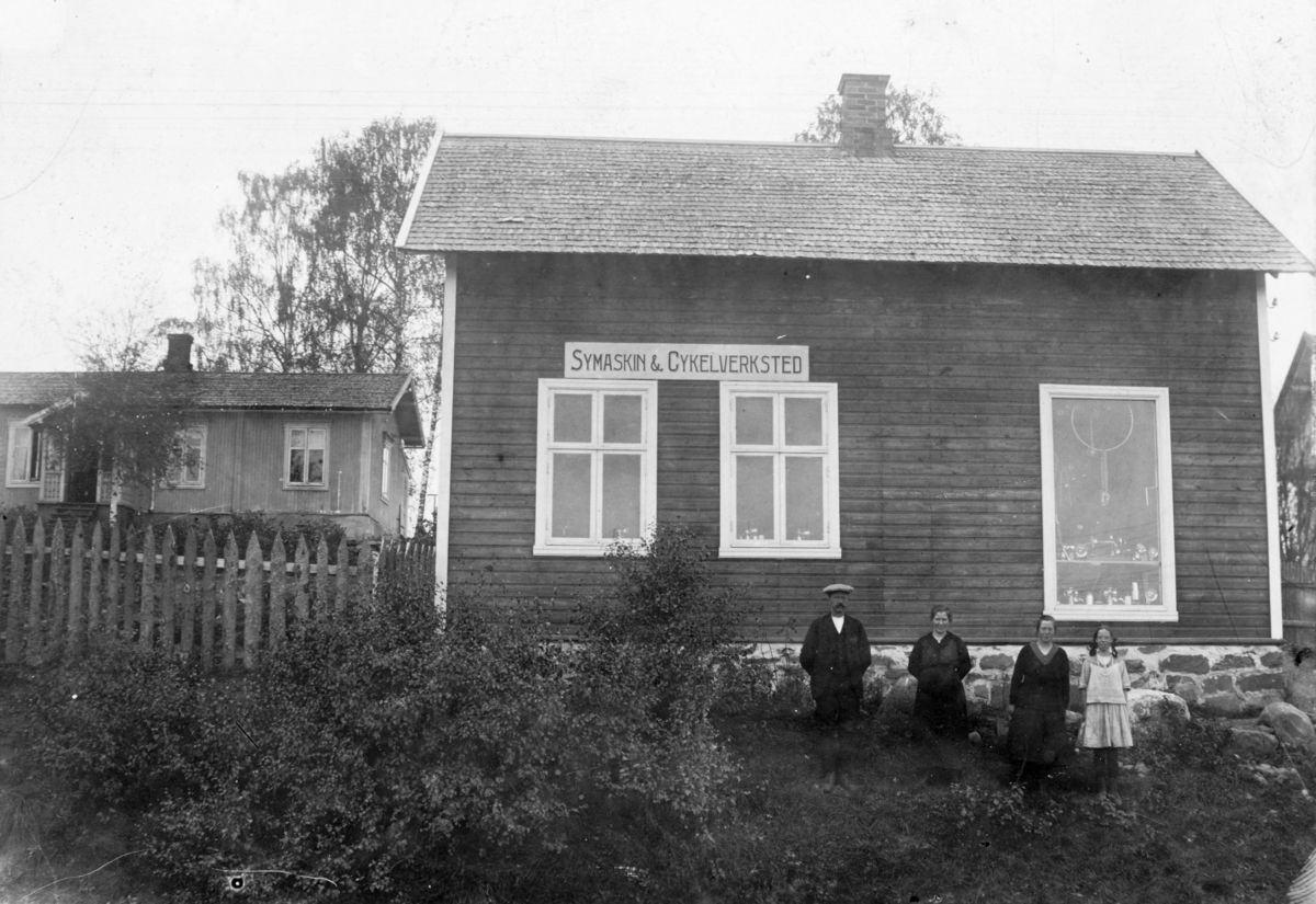 Ukjent, P.Wettre. Klippen (eiendommen) Solvang. Symaskin og sykkelverksted. Skilt på veggen: "Symaskin og cykelverksted" Furnesvegen.