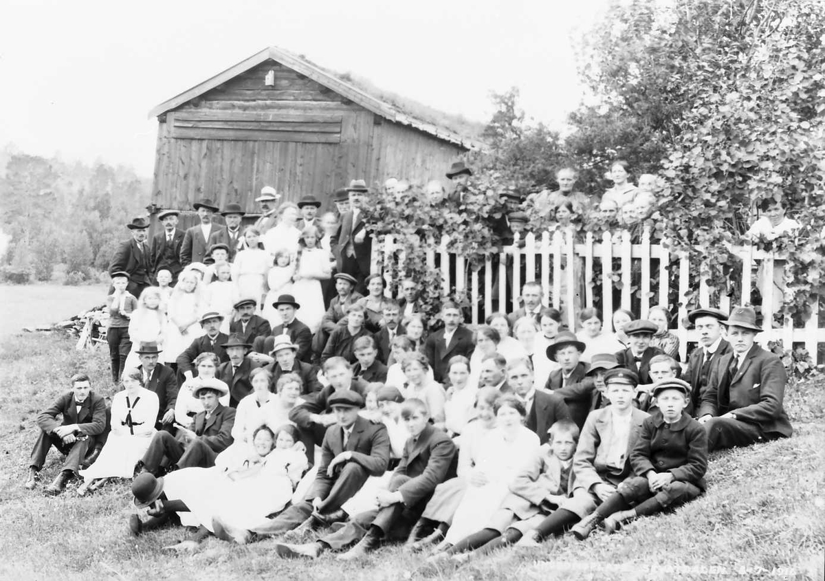 Peder J. Bredalslien, Gruppebilde. Ungdomsplass Sevatdalen 8/7-1916