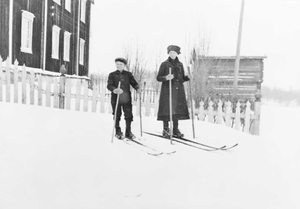 Peder J. Bredalslien, Gutt og jente med ski foran stort bolighus