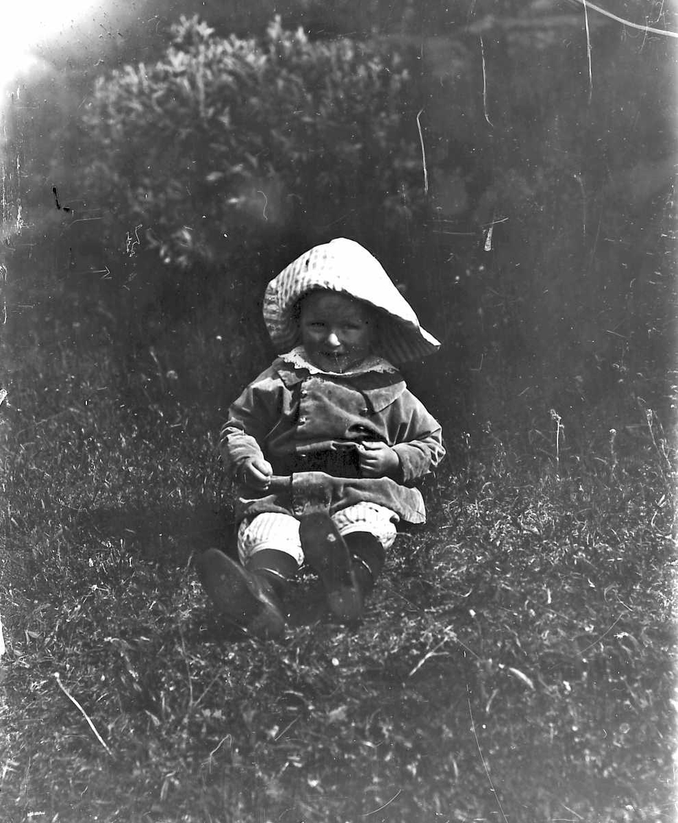 Peder J. Bredalslien, Liten krabat i naturen