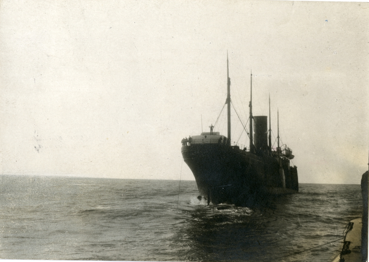 Unknown artist, D/S 'Benguela' (ex 'Oakmore')(b.1897, Richardson, Duck & Co. Ltd, Thornaby-on-Tees), -sleper en tysk ubåt