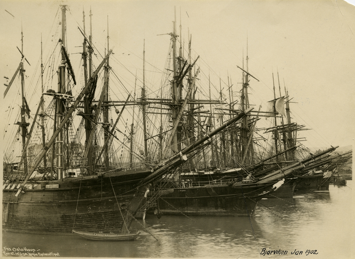 Anders Beer Wilse, Seilskuter i Bjørvika, 1902.