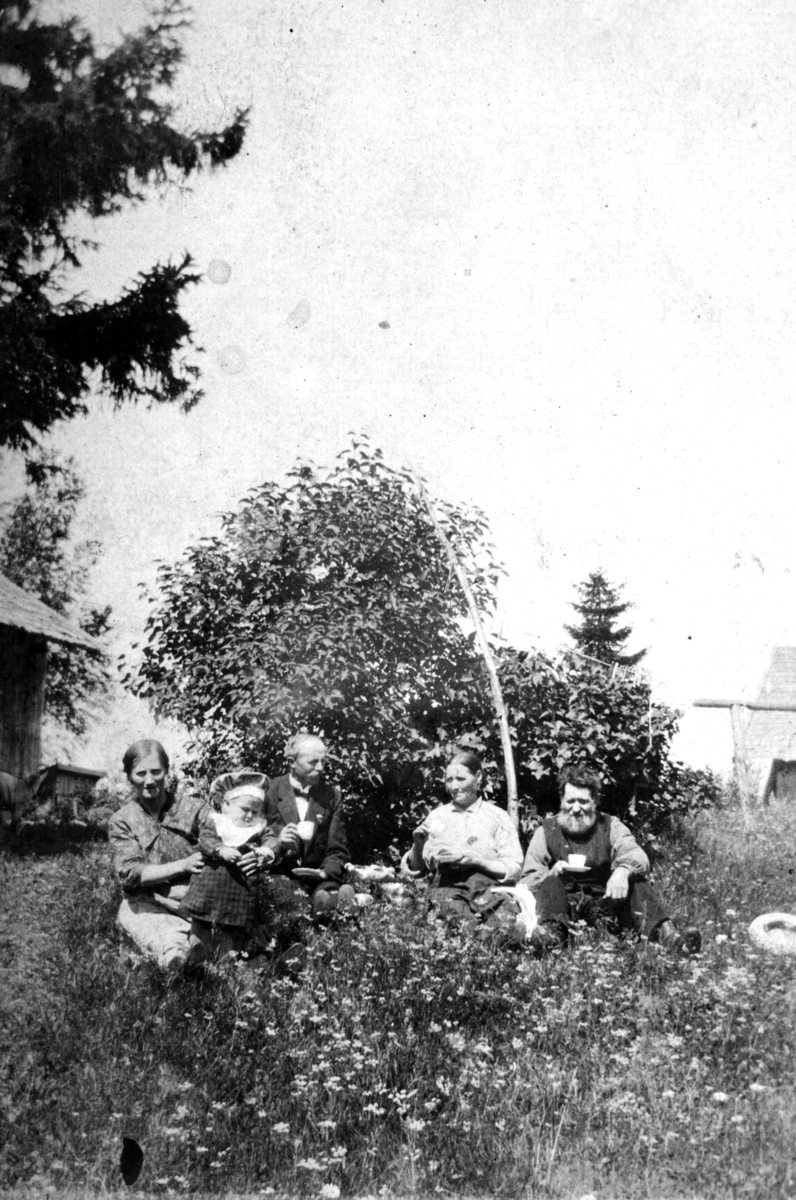 Ukjent, Olstad av Øvre Tomter (60/22). Marta, Reidar f. 1916, Harald, Oline. Ca 1916.