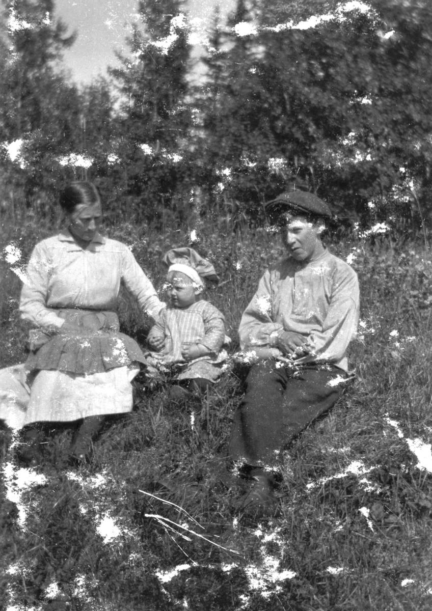 Ukjent, Olstad av Øvre Tomter(60/22). Martha med sønnen Reidar og broren Harald.