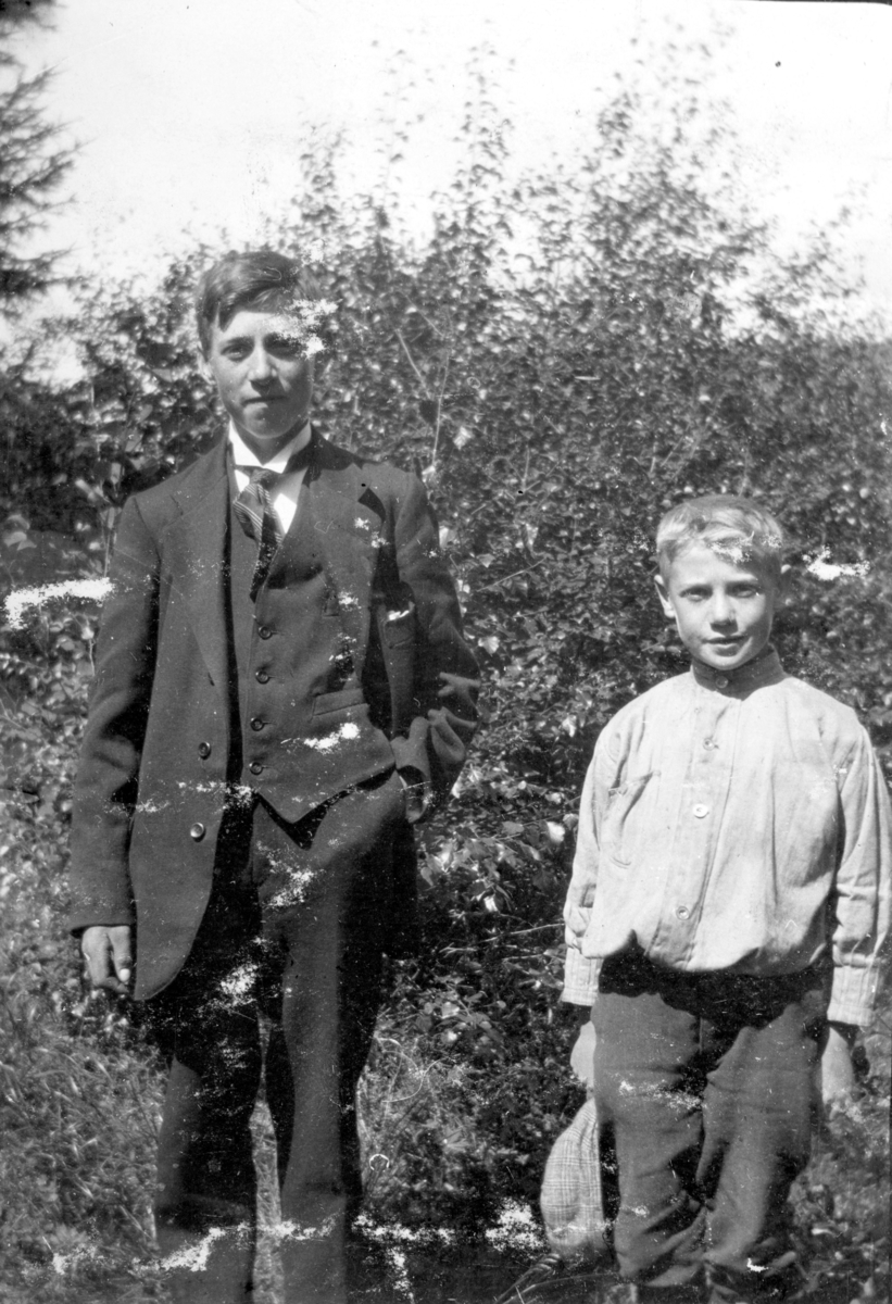 Ukjent, Olstad av Øvre Tomter(60/22). Brødrene Harald (1902-1992) og Johan (1906-1946) Olstad.