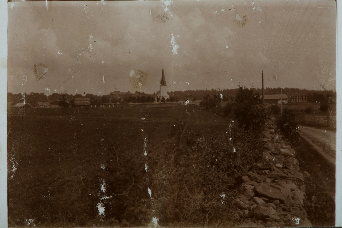 Ukjent, Stavsjø kirke og landskapet med garder.