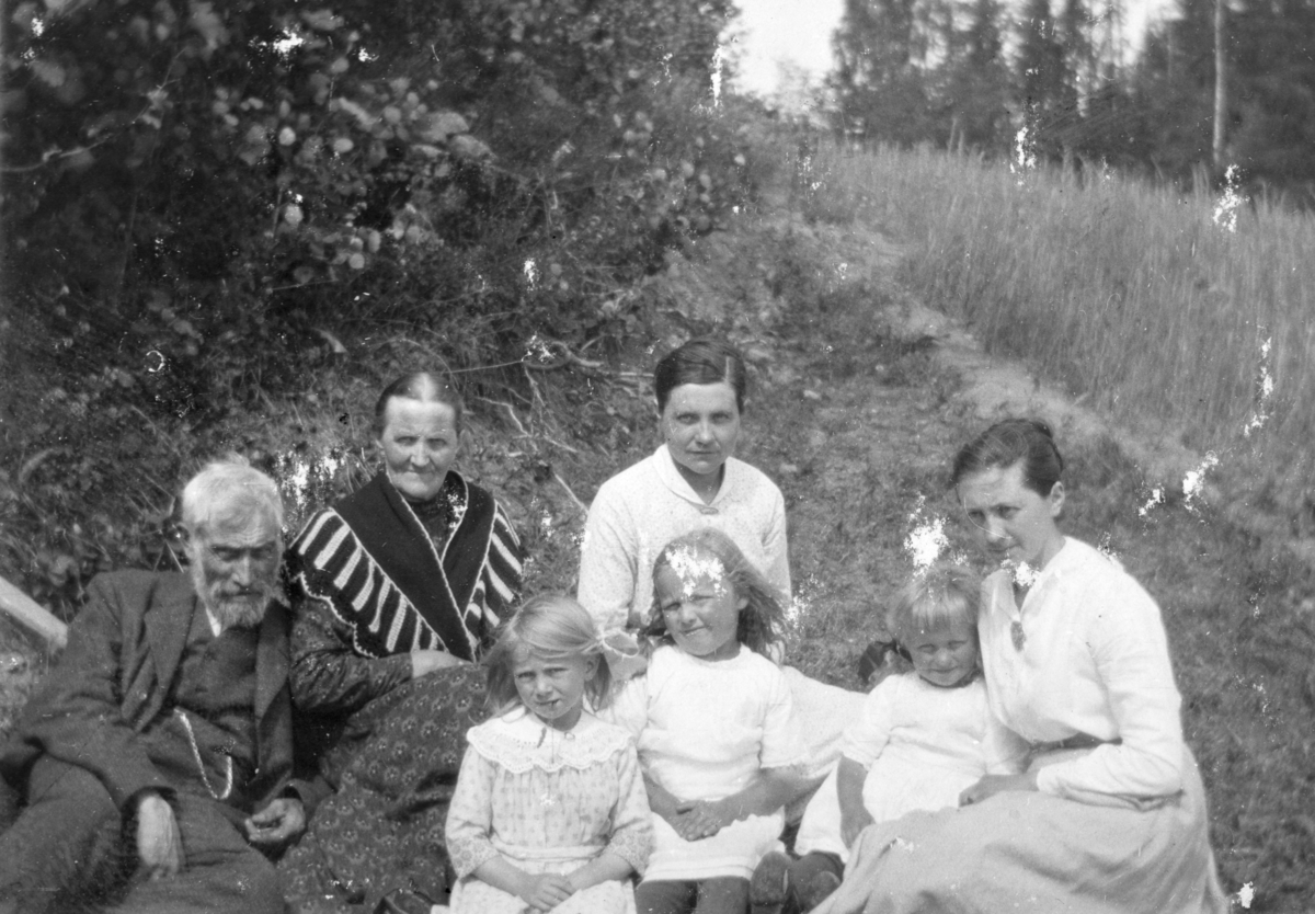 Ukjent, Antonie og Syverine Hansens foreldre, Syverine (d. 1918) som ble gift med Halvor Tomter og Antonie som ble gift med Halvors bror Jens Dystvoll. Barna er ukjente.