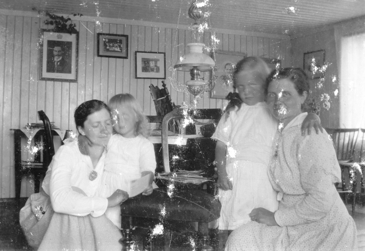 Ukjent, Østre Dystvoll (82/5). Fra stua. T.v. Syverine, ukjente barn, Antonie.