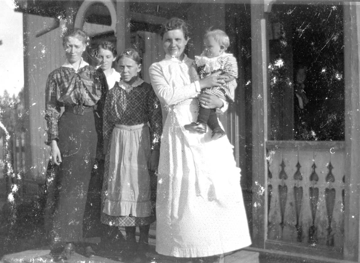 Ukjent, Øvre Tomter (60/1). Syverine Hansen (d. 1918) gift med Halvor Tomter. Barna er ukjent.