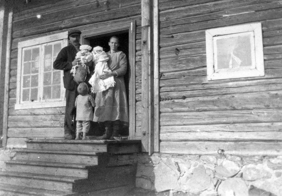 Ukjent, Tomterødegarden (60/10). ). Nikolai Børresen og Oline Lukasd. Forpaktet Tomterødegården fra ca 1910. Tvillingene Sverre og Otto ble døpt i 1917. Nikolai f. 1915 ser opp på foreldrene.