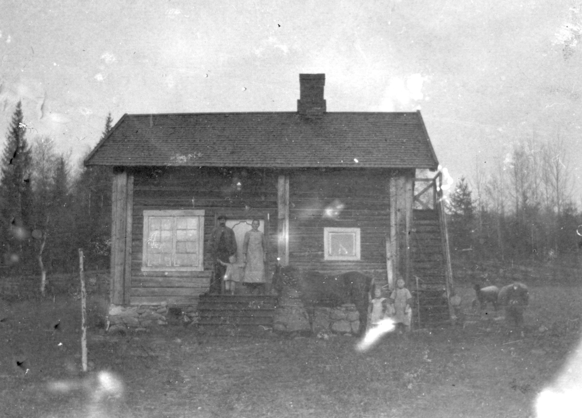 Ukjent, Tomterødegarden (60/10).. Nikolai Børresen og Oline Lukasd. med tre av barna og hest foran stua på Tomterødegården. Nikolai forpaktet Tomterødegården fra ca 1910.