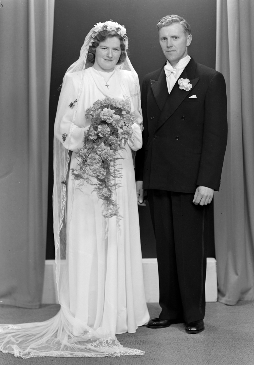 Normann Fotoatelier, Nedre Tomter (60/2). Karen Elida Holstad (1921-1984) gift med Gudmund Tomter (1913-1988). Brudebilde fra 1947.