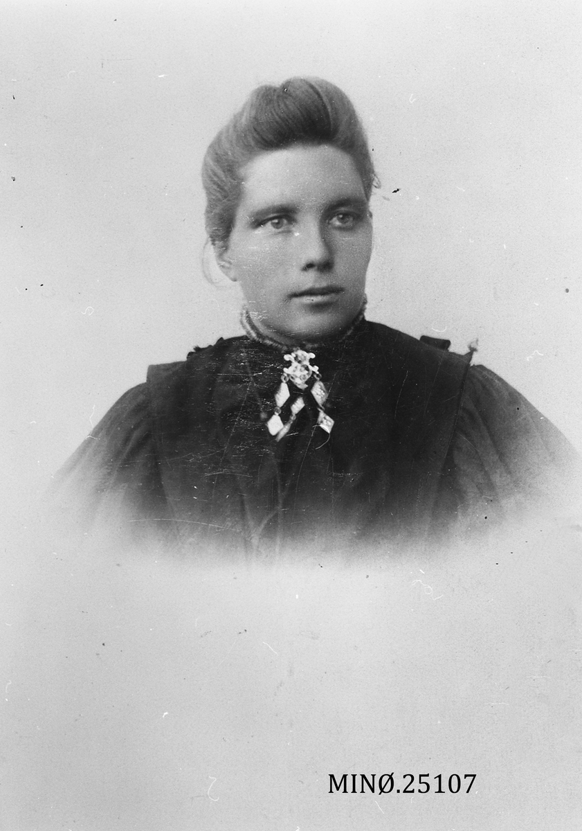 Henrik Augustinsson Stinessen, Portrett av kvinne - Sigrid Mortensdatter Hugubakken, født Riseggen (9/1-1873 - 29/9-1956)