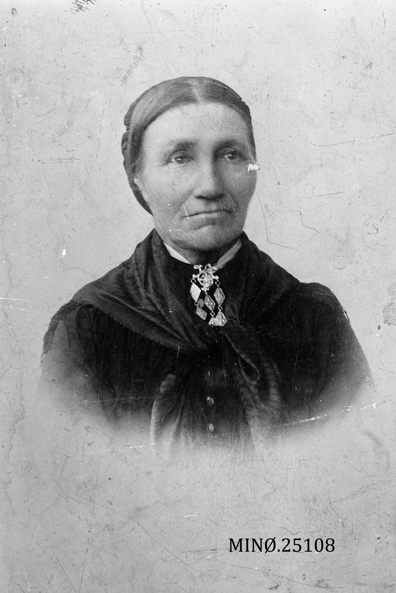 Henrik Augustinsson Stinessen, Portrett av kvinne - Anne Andersatter Huguen, født Hugubakken 4/3-1839
