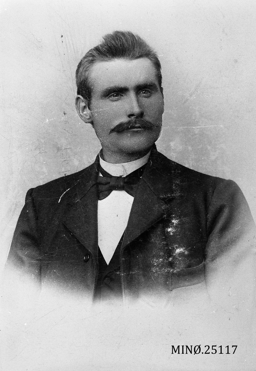 Henrik Augustinsson Stinessen, Portrett av mann - Lars Erikson Bakkhaug, født 26.9.1878